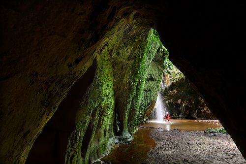 Caverna das Maos (Para, Brésil) - Cascade près de l'entrée de la grotte avec spéléo, vue de l'intérieur(SP-23-1230 )